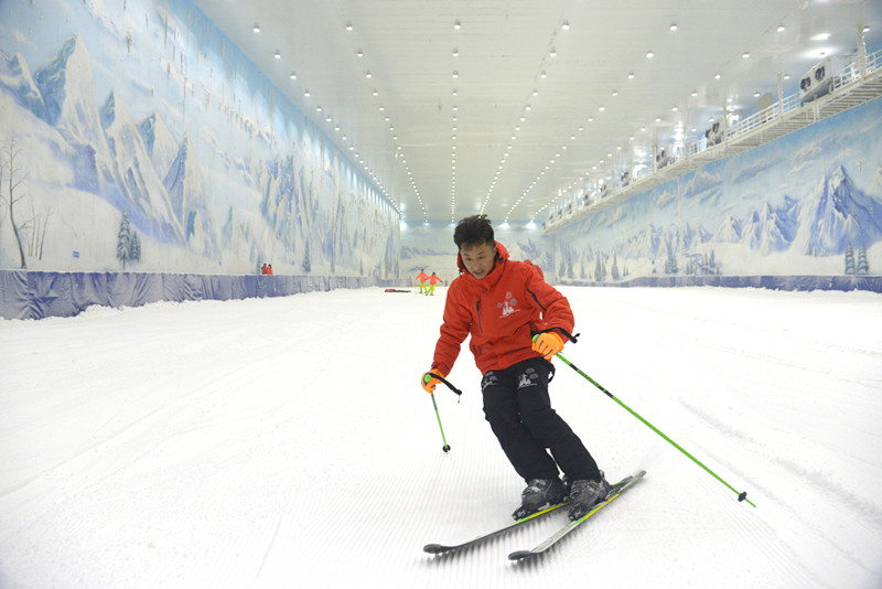 荔波冰雪世界室内滑雪场,位于荔波冰雪水世界主题乐园内,总建设面积